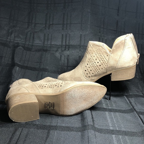 Cityclassified Western Ankle Taupe Faux Suede Tan Size 7 Booties 1.5" Heel - Picture 4 of 9